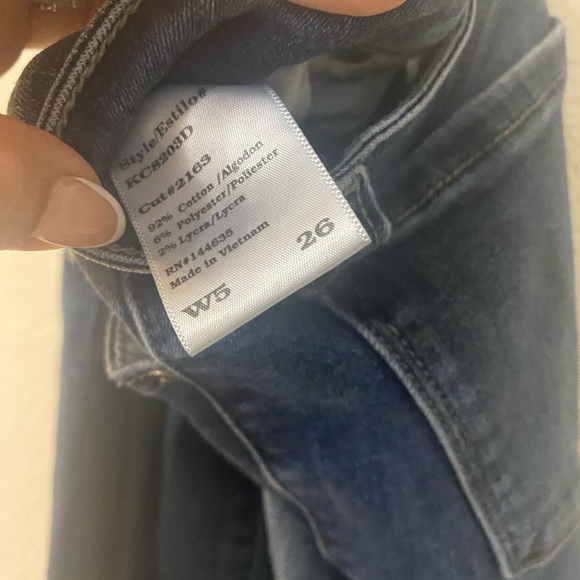 Size 26 Jeans with rips - Picture 3 of 4